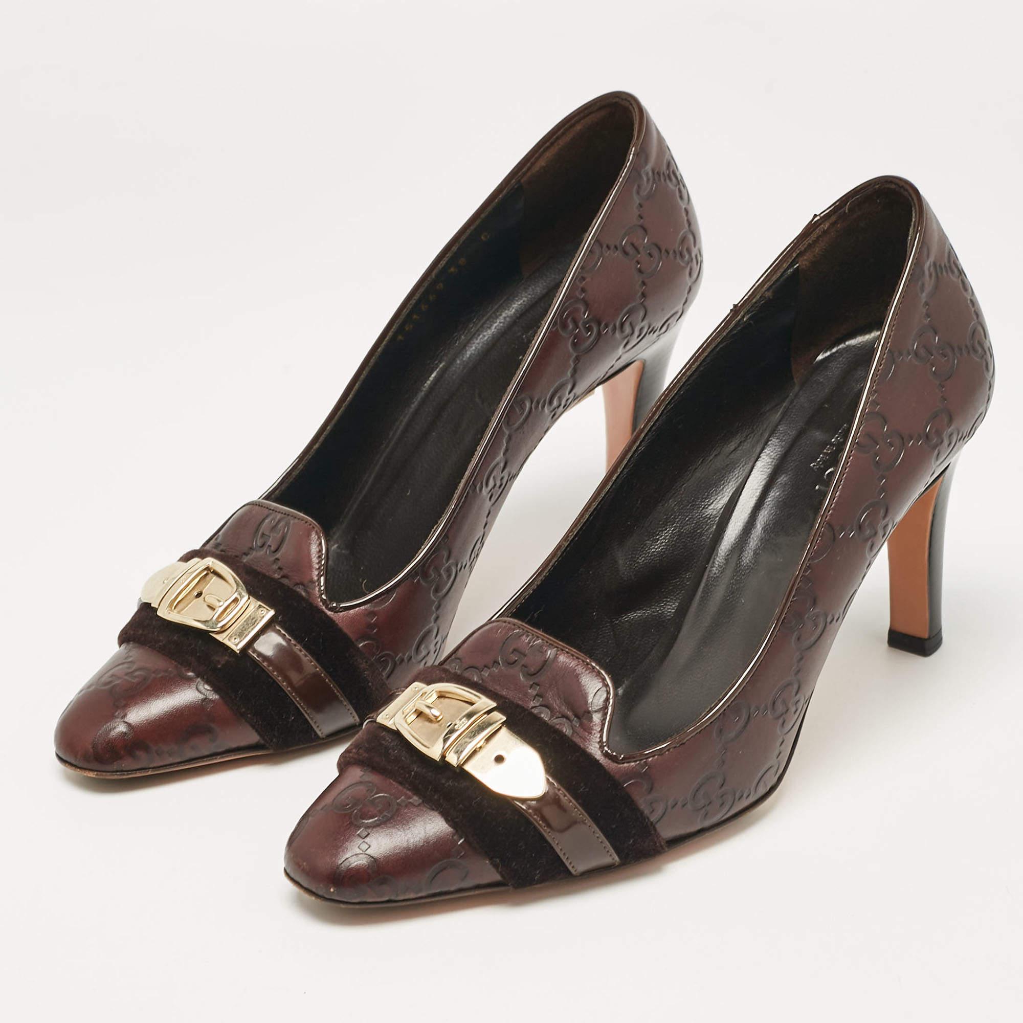 Faites preuve de chic avec ces escarpins de créateur. Ils présentent des talons robustes et des semelles durables, parfaits pour vos sorties à la mode.