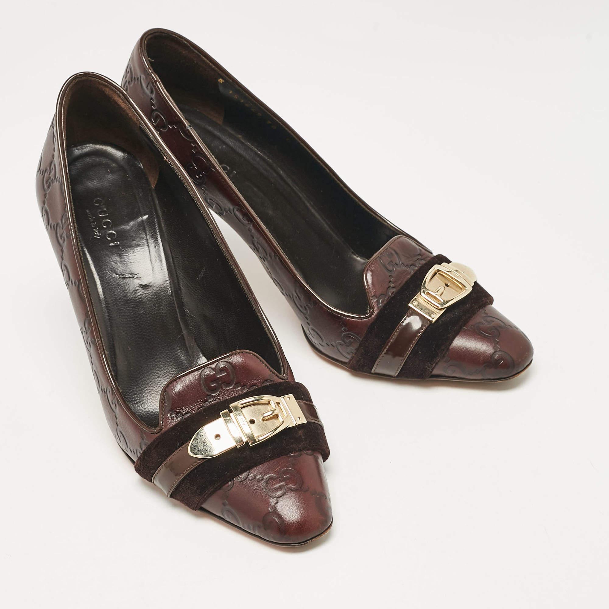 Gucci Escarpins Guccissima en cuir et velours marron foncé avec boucle en métal Taille 38 Bon état à Dubai, Al Qouz 2