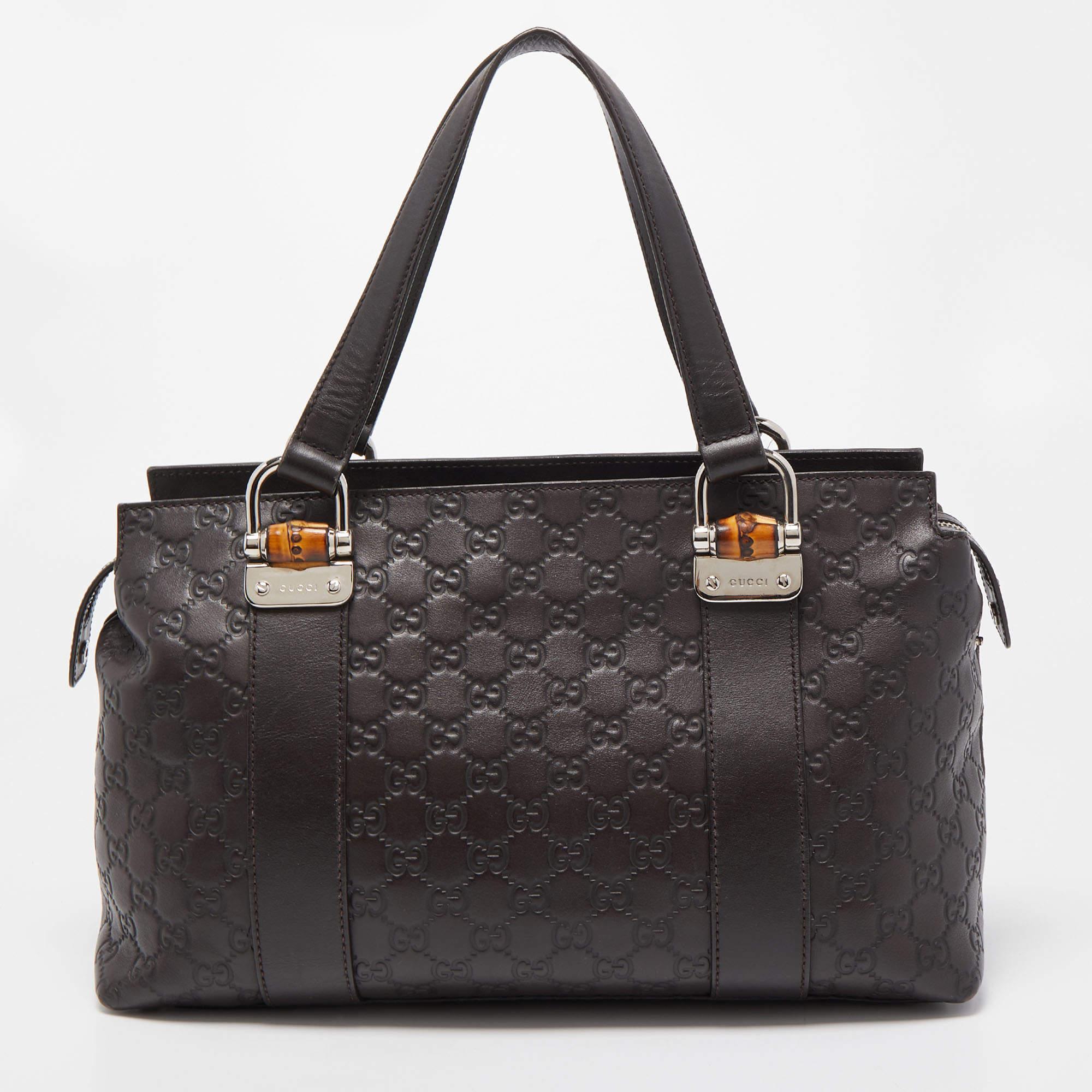 Striking a beautiful balance between essentiality and opulence, this tote from the House of Gucci ensures that your handbag requirements are taken care of. It is equipped with practical features for all-day ease.

Includes: Original Dustbag,