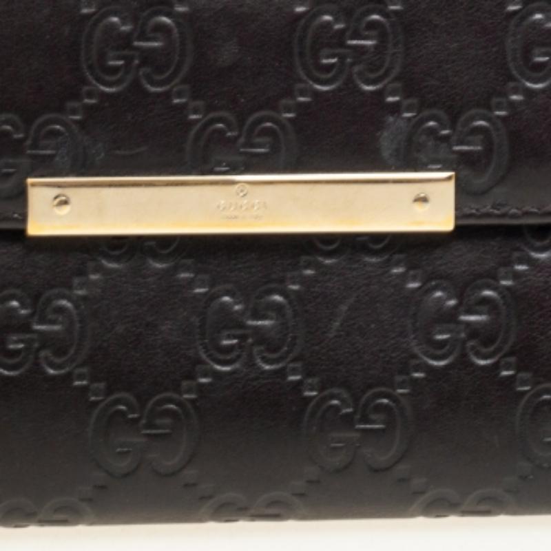 This Gucci continental wallet is an immaculate balance of sophistication and utility. It has been designed using Guccissima leather to a sleek finish. The creation is equipped with ample space for your monetary essentials.