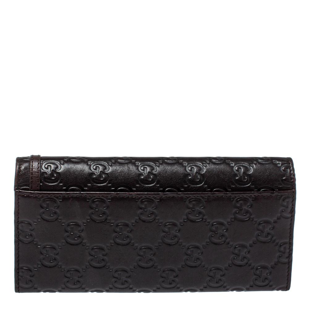 Bringing a fine mix of fashion and fine craftsmanship is this continental wallet from Gucci. The creation comes crafted from Guccissima leather adorned with the signature Horsebit motif. The front flap opens to multiple card slots and compartments