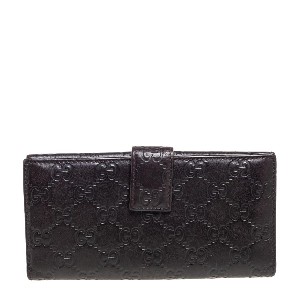 This Gucci continental wallet is an immaculate balance of sophistication and utility. It has been designed using Guccissima leather to a sleek finish. The creation is equipped with ample space for your monetary essentials.