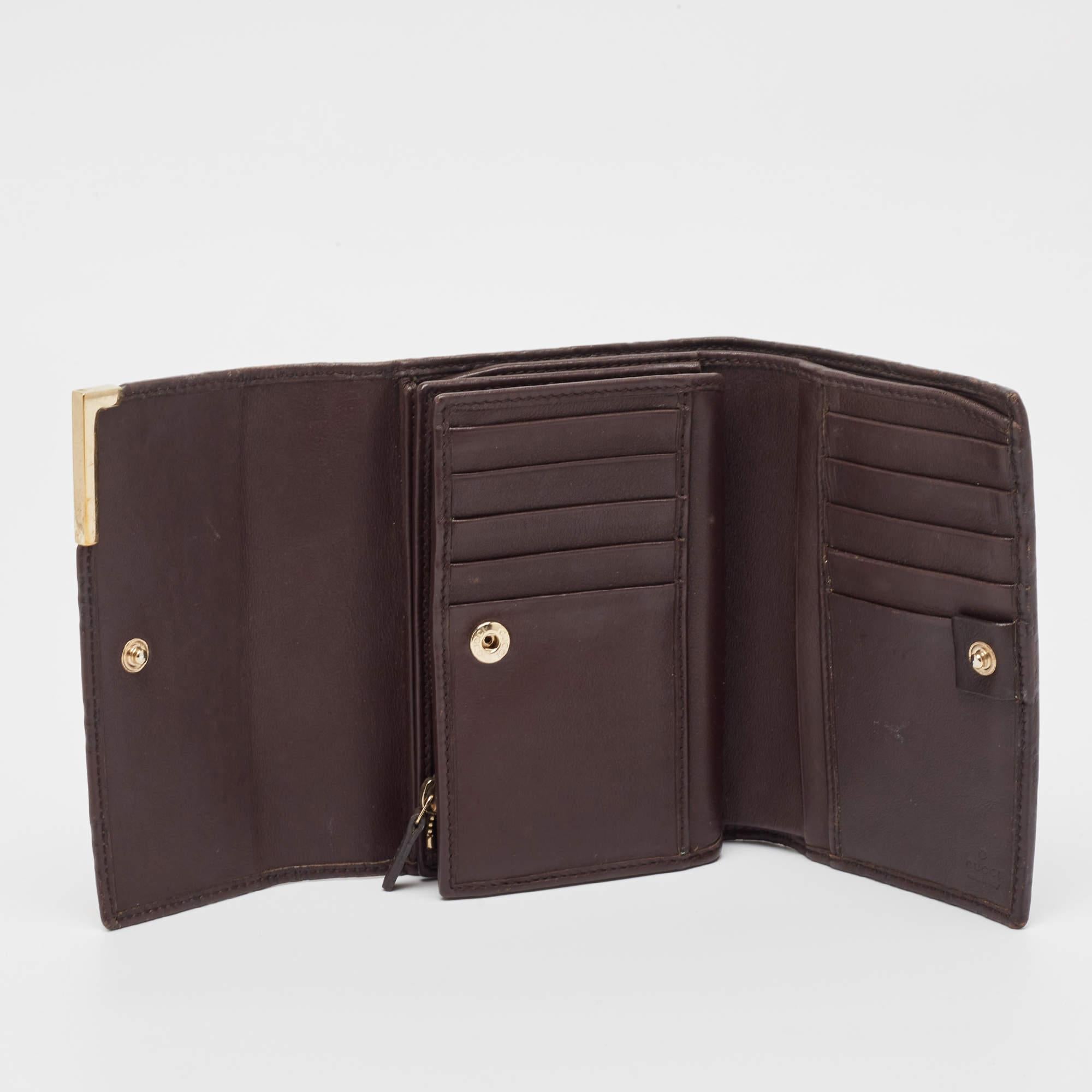 This designer wallet is an immaculate balance of sophistication and rational utility. It has been designed using prime quality materials and elevated by a sleek finish. The creation is equipped with ample space for your monetary essentials.