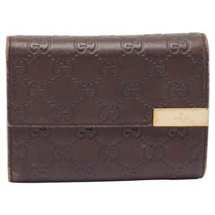 Gucci Cartera francesa con solapa de piel Guccissima marrón oscuro