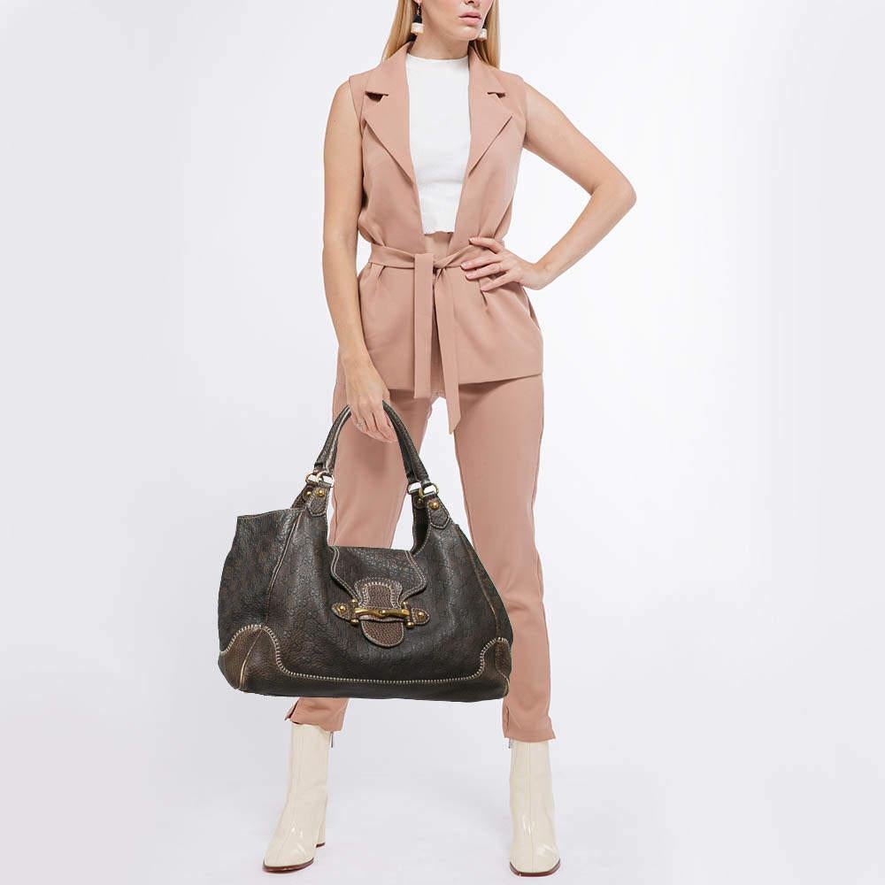 Thoughtful details  high quality  and everyday convenience mark this New Pelham bag for women by Gucci. The bag is sewn with skill to deliver a refined look and an impeccable finish.