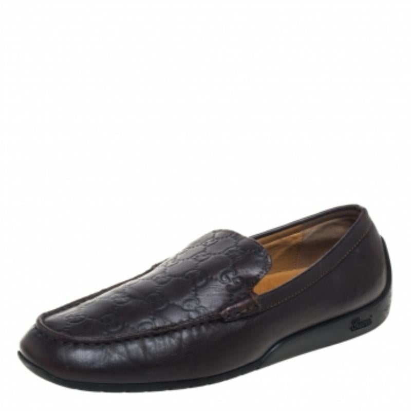 Project an ultra-stylish look in these dark brown loafers from Gucci! They have been crafted from Guccissima leather and designed with round toes and neat stitches all over. They are complete with comfortable leather-lined insoles and durable rubber