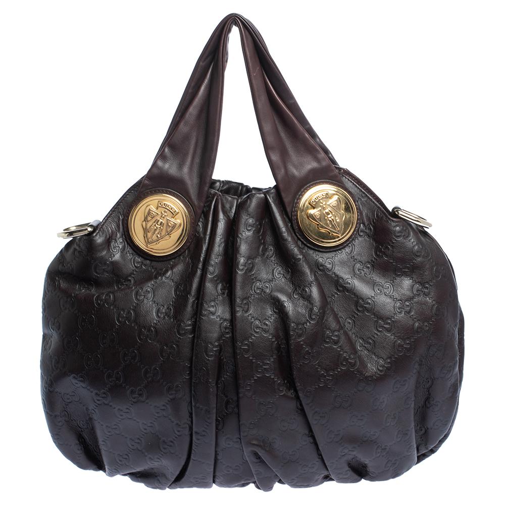 This Gucci hobo is built for everyday use. Crafted from Guccissima leather, it has a dark brown exterior and two handles for you to easily parade it. The fabric-lined interior is sized well and the stunning hobo is complete with the signature