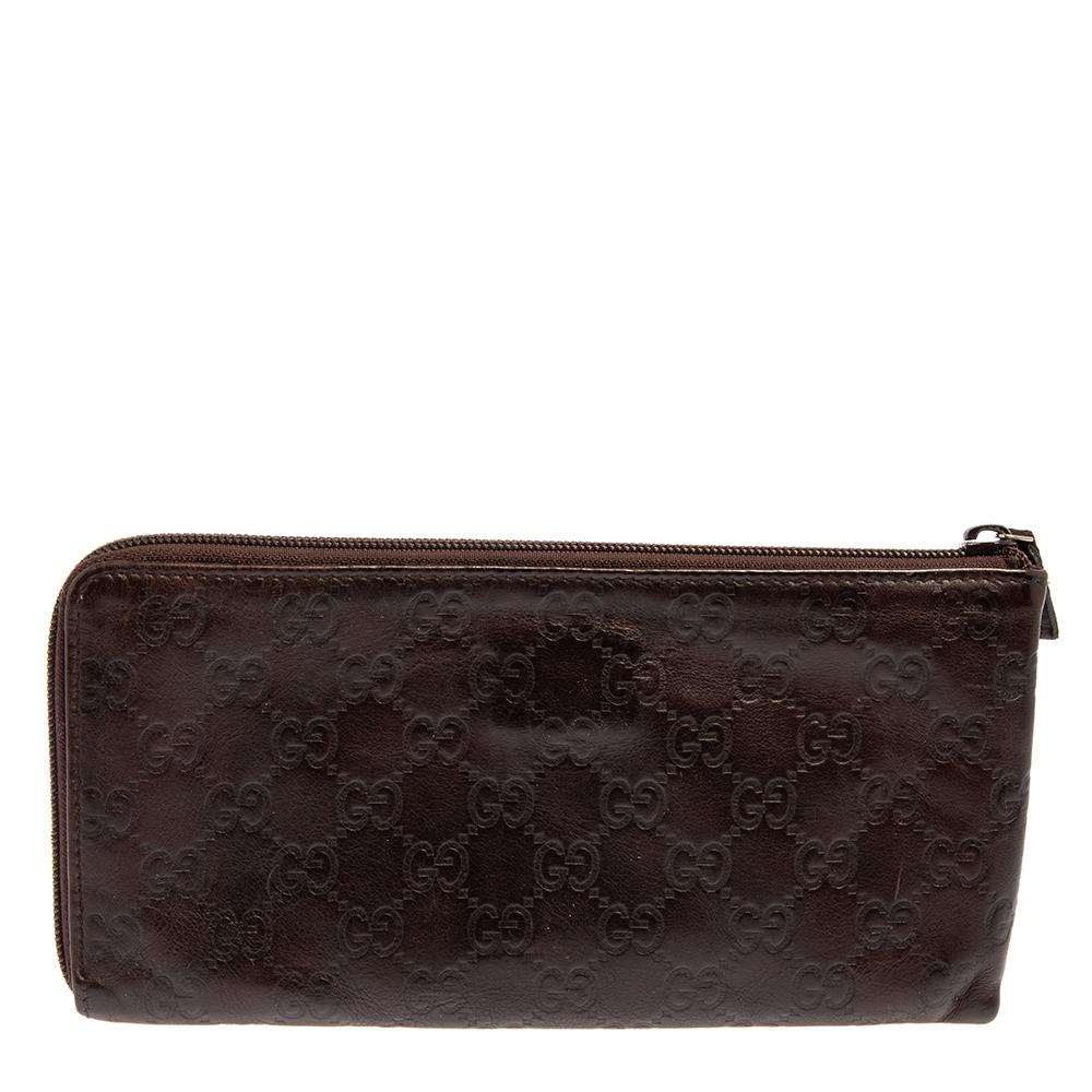 A pouch makes for a great travel accessory. This Gucci pouch is crafted from Guccissima leather in a dark brown shade. The zip-top closure opens to a well-sized interior and will store all your necessities.

