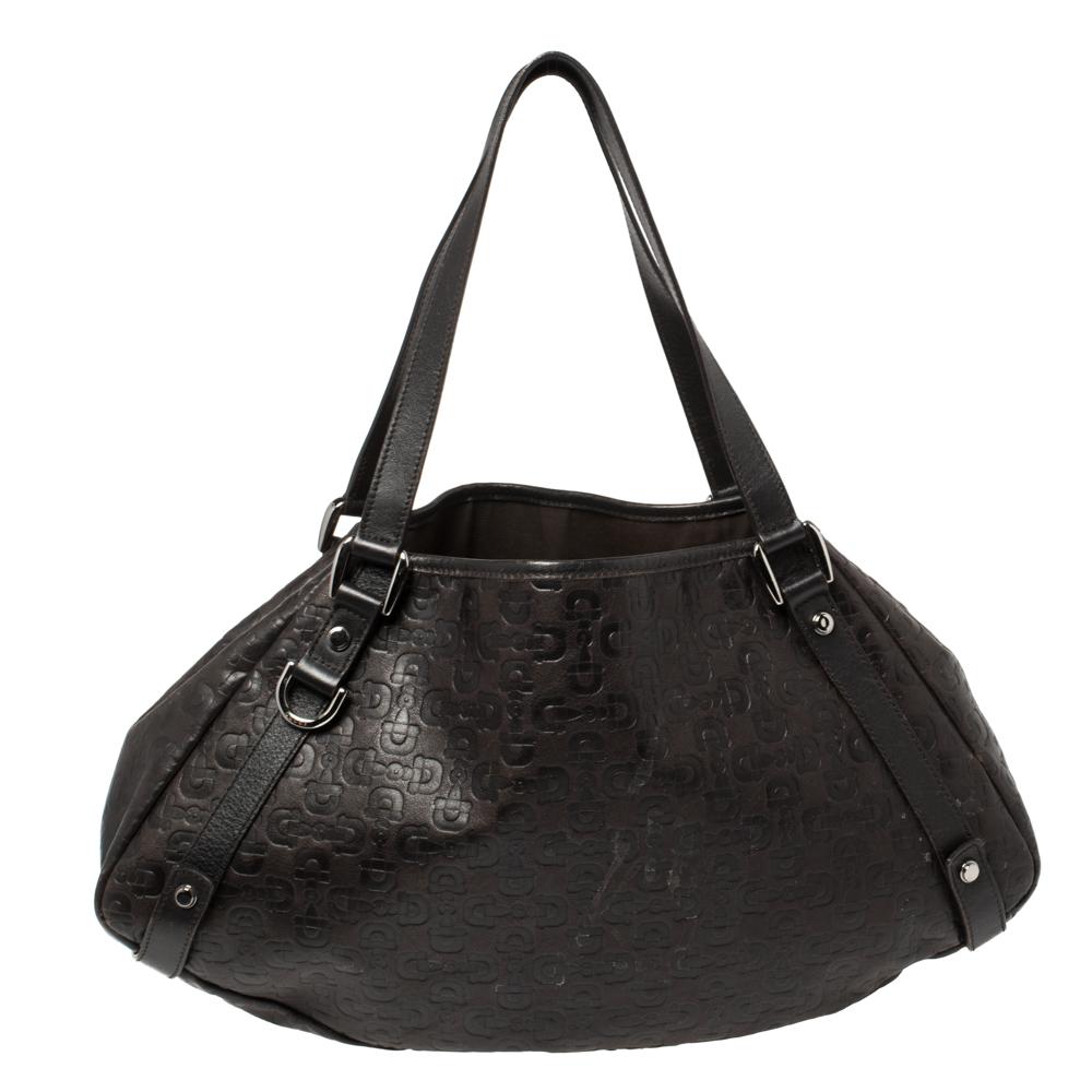 Gucci brings to you this amazing Abbey bag that is a classic. Made in Italy, this dark brown bag is crafted from Horsebit-embossed leather and features dual top handles. It opens to a fabric-lined interior with enough space to hold all your daily