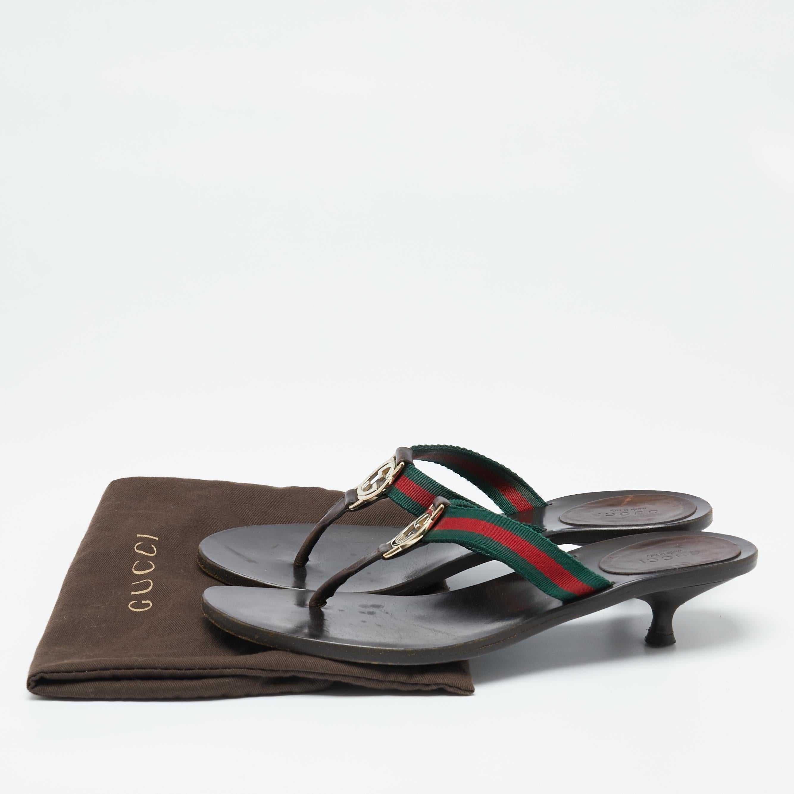 Gucci Dark Brown Leather and Web Interlocking G Thong Slide Sandals Size 39 In Good Condition In Dubai, Al Qouz 2