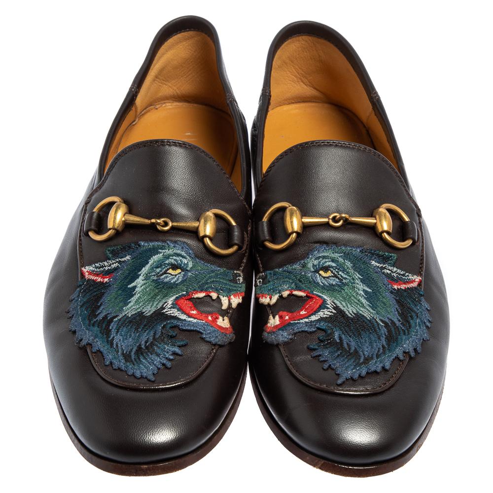 Exquisite and well-crafted, these Brixton Gucci loafers are worth owning. They have been made from leather and they come flaunting a dark brown shade with the signature Horsebit details and embroidered wolf appliques on the uppers. Endowed with