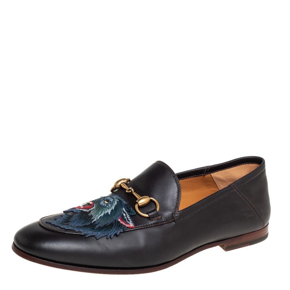 Exquisite and well-crafted, these Brixton Gucci loafers are worth owning. They have been made from leather and they come flaunting a smart dark brown shade with the signature Horsebit details and embroidered wolf appliques on the uppers. Endowed