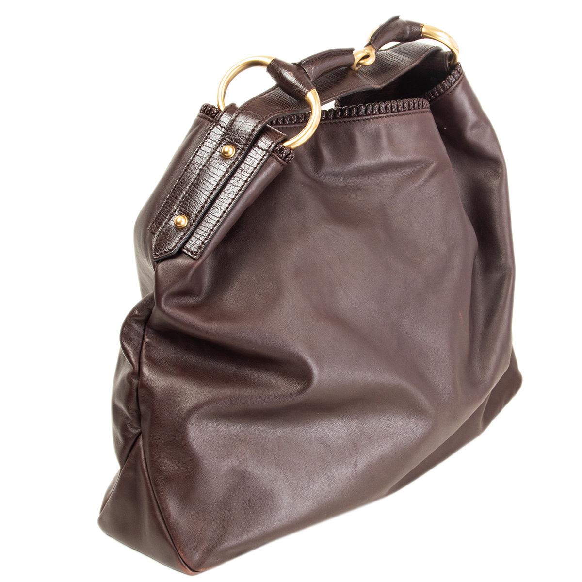 100% autentica borsa hobo Horsebit di Gucci in pelle liscia marrone espresso con un grande manico in ottone dorato e interni in morbida pelle scamosciata marrone scuro con una tasca con cerniera sul retro. Circa all'inizio degli anni 2000. Top