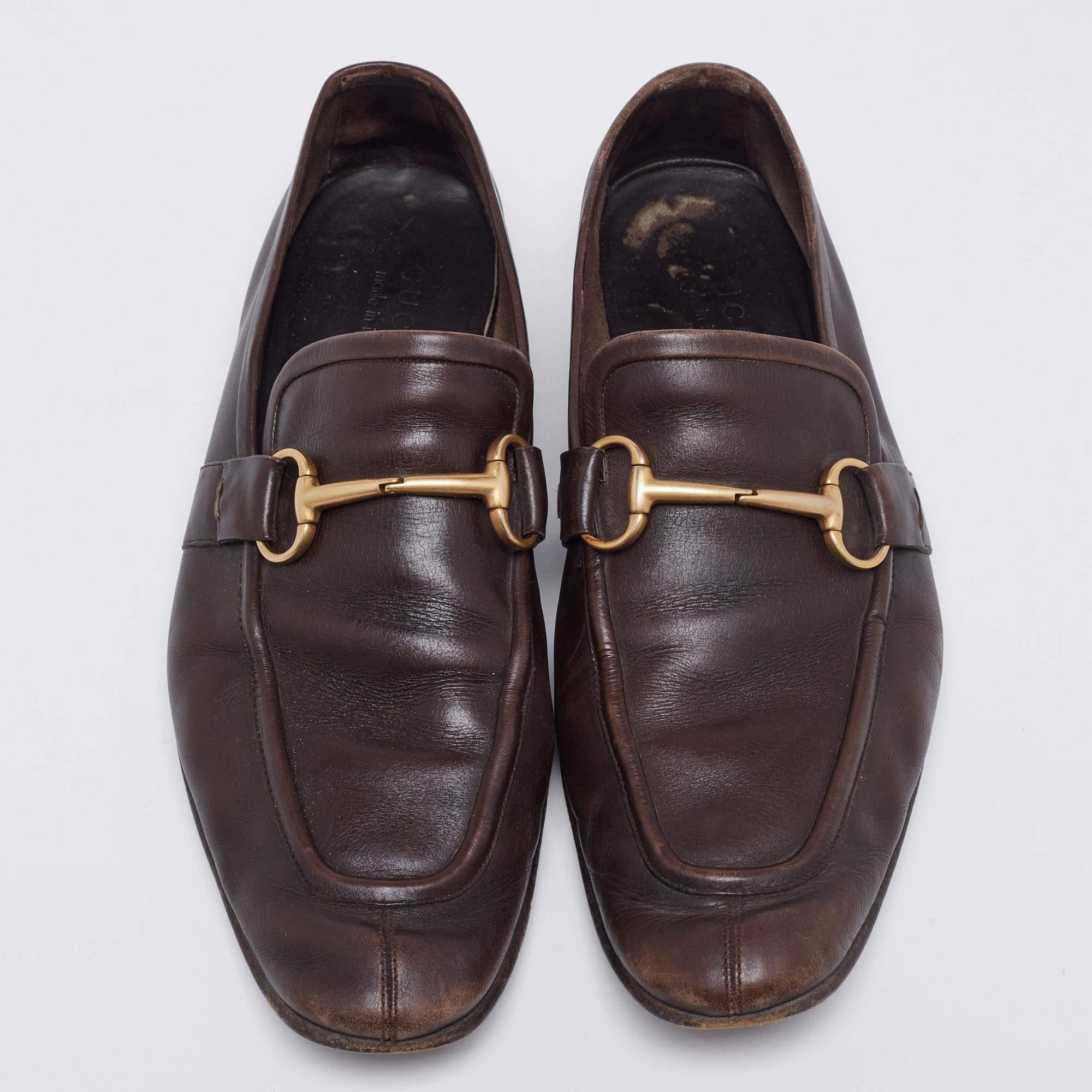 La Jordaan est une chaussure qui a une finition moderne et un attrait pour la signature. Il est doté d'un bout allongé et du motif Gucci Horsebit sur le dessus. Cette paire en marron foncé est fabriquée en cuir et cousue avec le plus grand soin pour