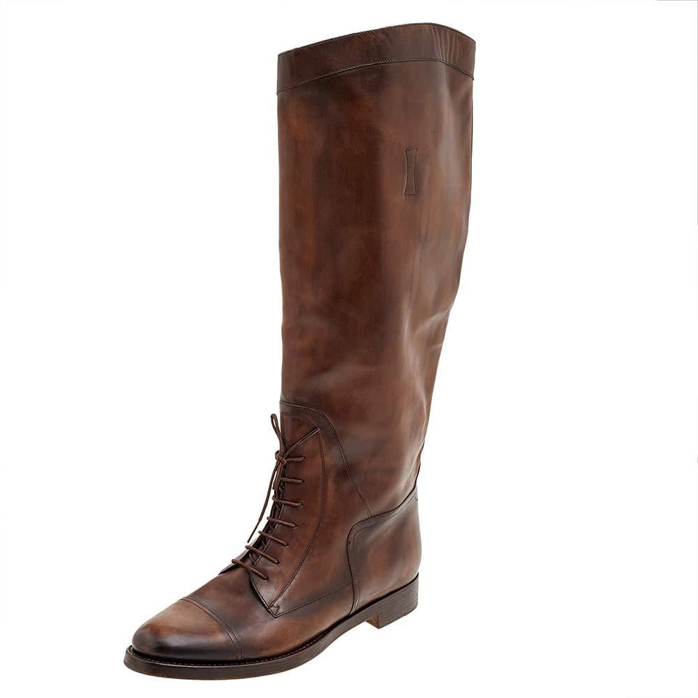 Add this classy pair of brown boots from Gucci to your wardrobe. The leg-lengthening pair is crafted in genuine leather and features lace fastening at the uppers. The comfy leather insoles are designed for ease. A perfect pick for weekend