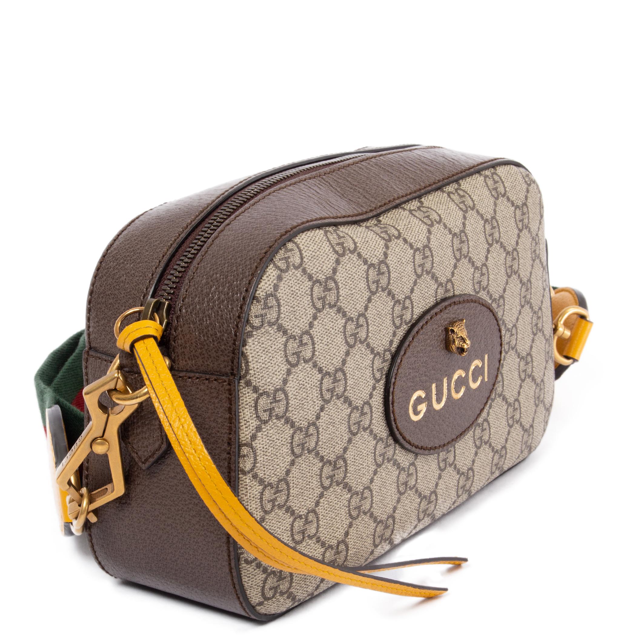 100% authentic Gucci Neo Vintage GG Supreme camera bag in ebony and beige coated monogram canvas with yellow and brown leather details. The contrast trims pay homage to the House’s past, when artisans would repair luggage by replacing worn areas