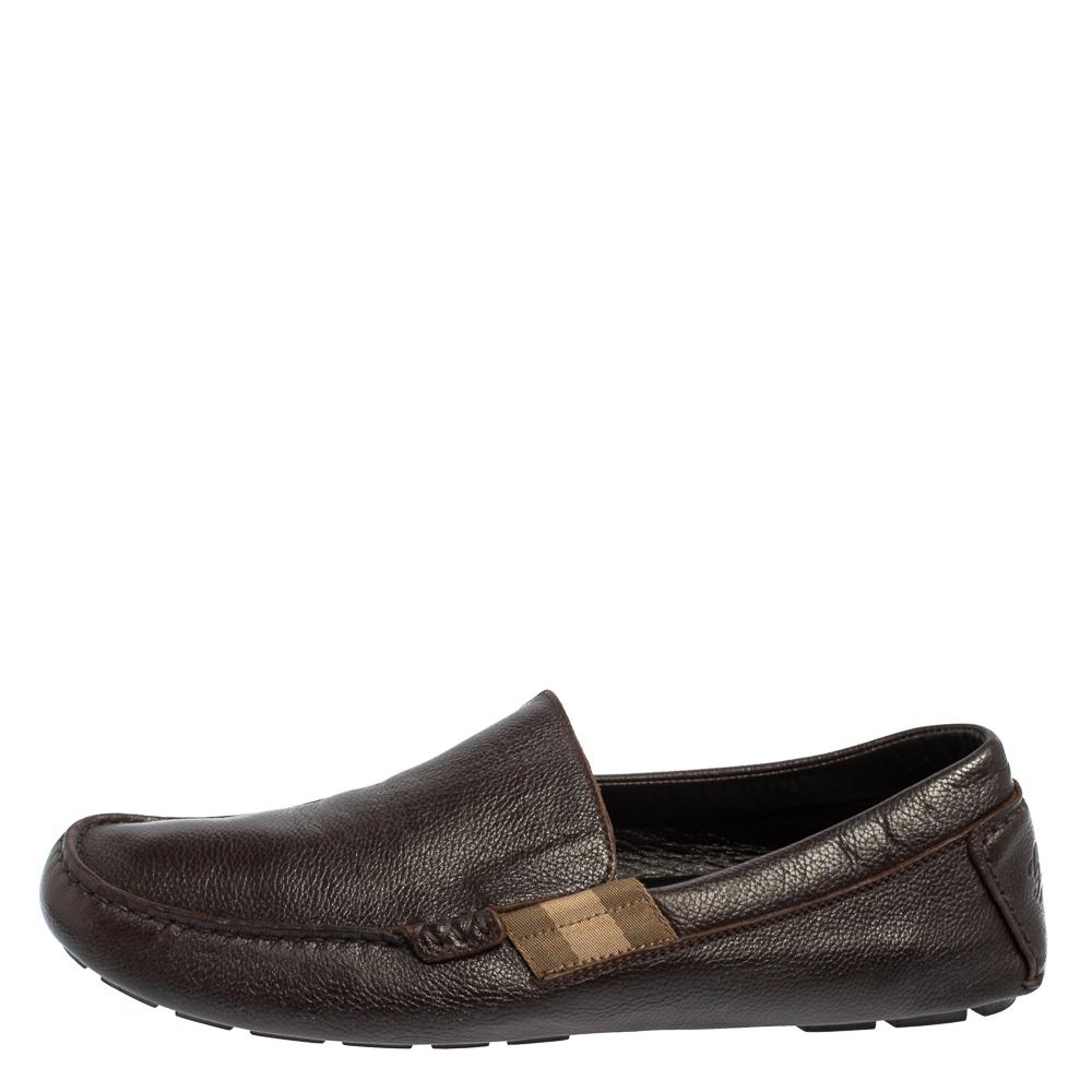 Sleek and luxe, these slip-on loafers by Gucci will enhance your outfits by giving them an edge. Meticulously crafted from leather, they carry fine stitching and side Web labels on the vamps. The dark brown pair is complete with comfortable leather
