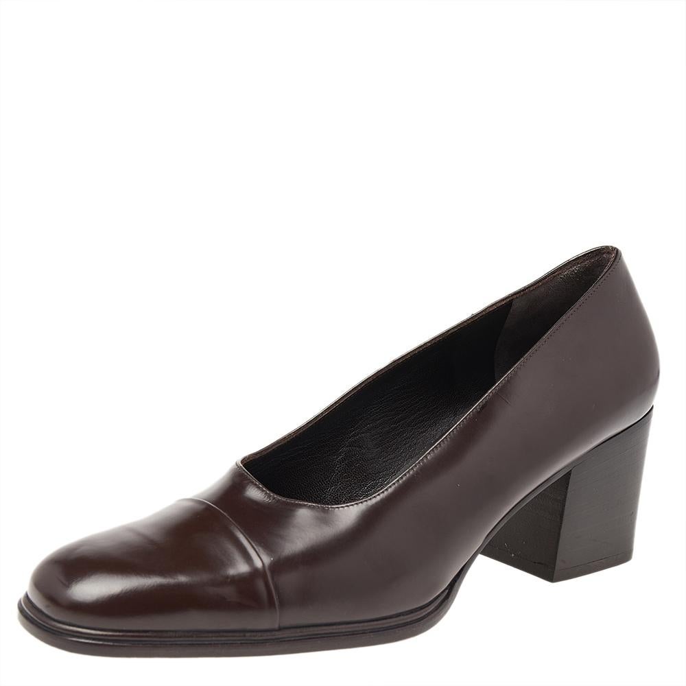 Gucci's timeless aesthetic and stellar craftsmanship in shoemaking is evident in these pumps. Crafted from leather, it features a dark brown shade, a timeless appeal, and are raised on block heels. These pumps are ideal for formal settings as well