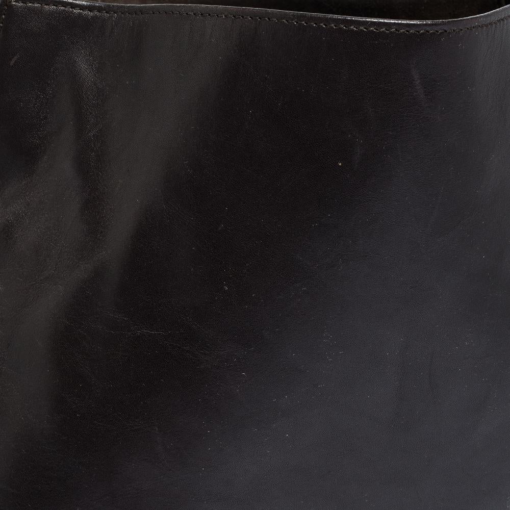 Gucci Dark Brown Leather Vintage Metal Handle Shoulder Bag In Fair Condition In Dubai, Al Qouz 2