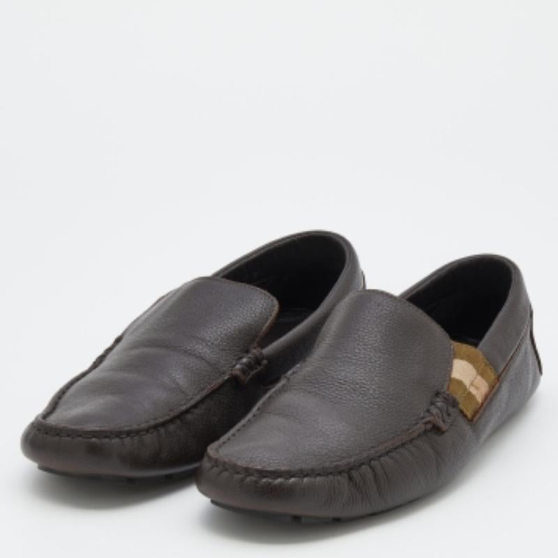 There is nothing more comfortable and stylish than a pair of loafers like these Gucci ones. Fashioned in a neat silhouette, this pair has a leather body and comes with the signature web detail. It is finished with subtle, neat stitch detailing and