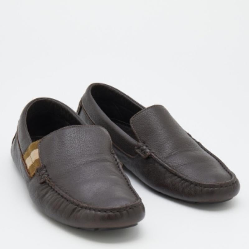 Gucci Dark Brown Leather Web Detail Slip On Loafers Size 40 In Good Condition For Sale In Dubai, Al Qouz 2