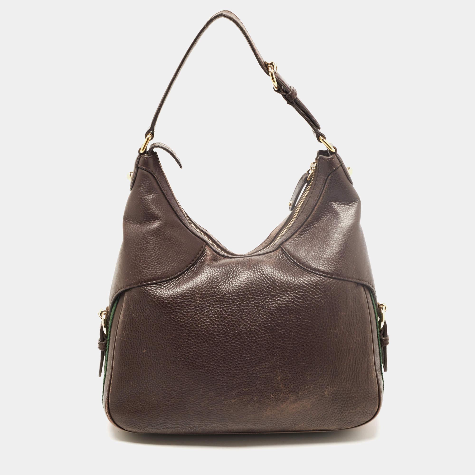 Thoughtful details, high quality, and everyday convenience mark this designer bag for women by Gucci. The bag is sewn with skill to deliver a refined look and an impeccable finish.

