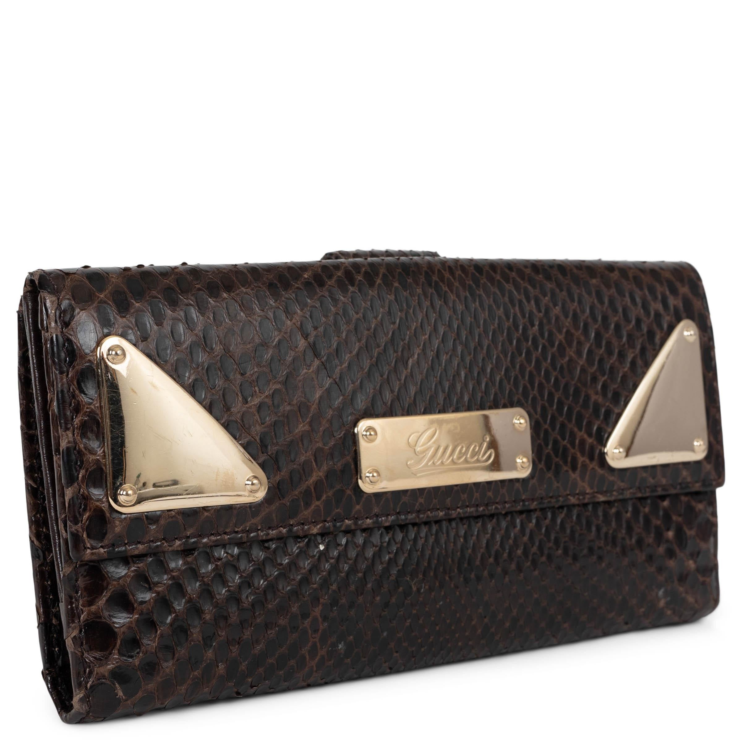 Diese 100% authentische Gucci Indy Brieftasche aus dunkelbraunem Pythonschlangenleder ist ein luxuriöses Accessoire mit den charakteristischen Details des Hauses. Mit hellgoldfarbenen Metallplättchen auf der Vorderseite, die in der Mitte elegant mit