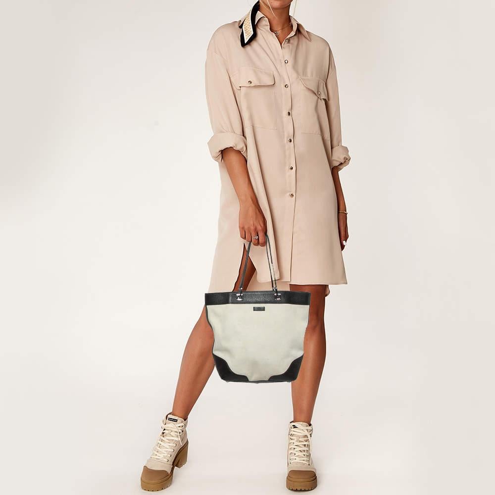 Striking a beautiful balance between essentiality and opulence  this tote from the House of Gucci ensures that your handbag requirements are taken care of. It is equipped with practical features for all day ease.