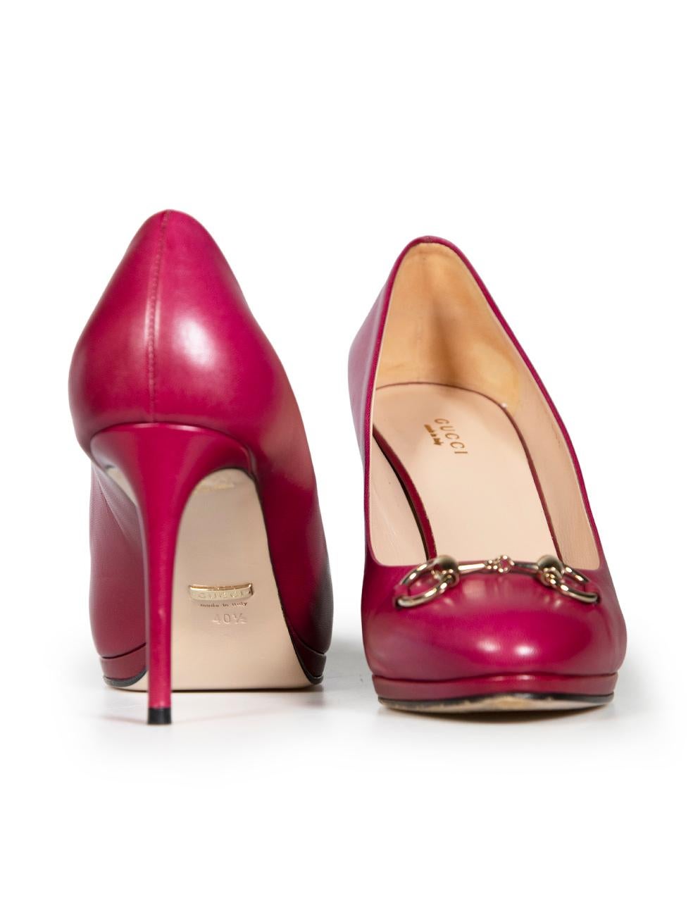 Gucci Dark Fuchsia Leather Horsebit Detail Pumps Size IT 40.5 In Good Condition For Sale In London, GB