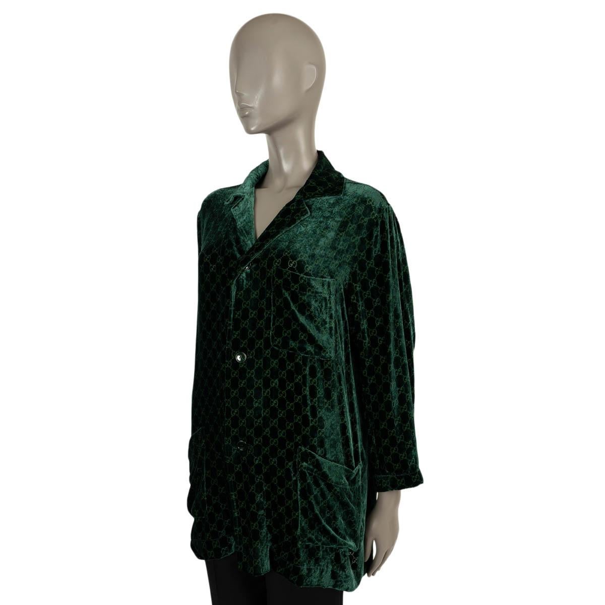 100% authentic Gucci GG Devoré velvet button-up shirt in emerald green viscose (78%) and silk (22%). Features spread collar, a chest pocket and two pockets at the waist. Closes with buttons on the front and is unlined. Has been worried and is in
