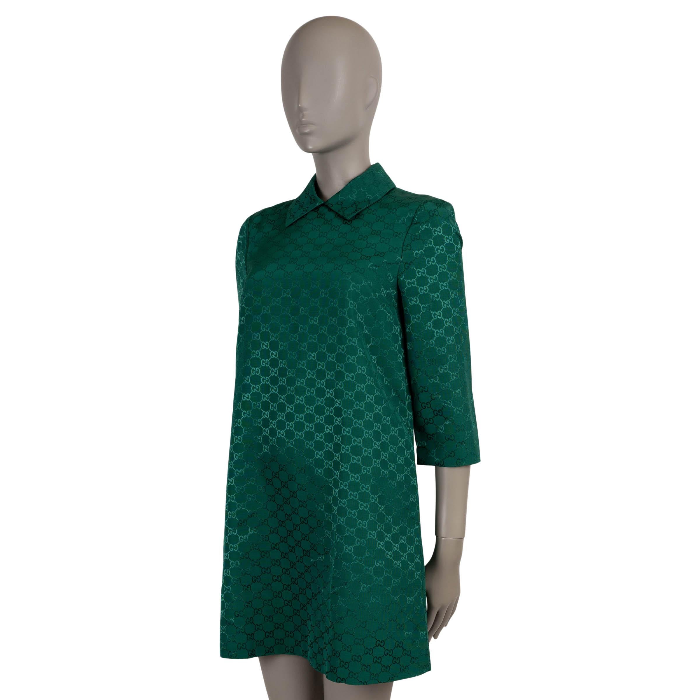 Questo abito camicia Gucci, autentico al 100%, è realizzato in tela leggera GG verde smeraldo, mescolando cotone (59%) e viscosa (41%) per una finitura morbida e strutturata. Con una silhouette rilassata e una lunghezza mini, presenta un classico
