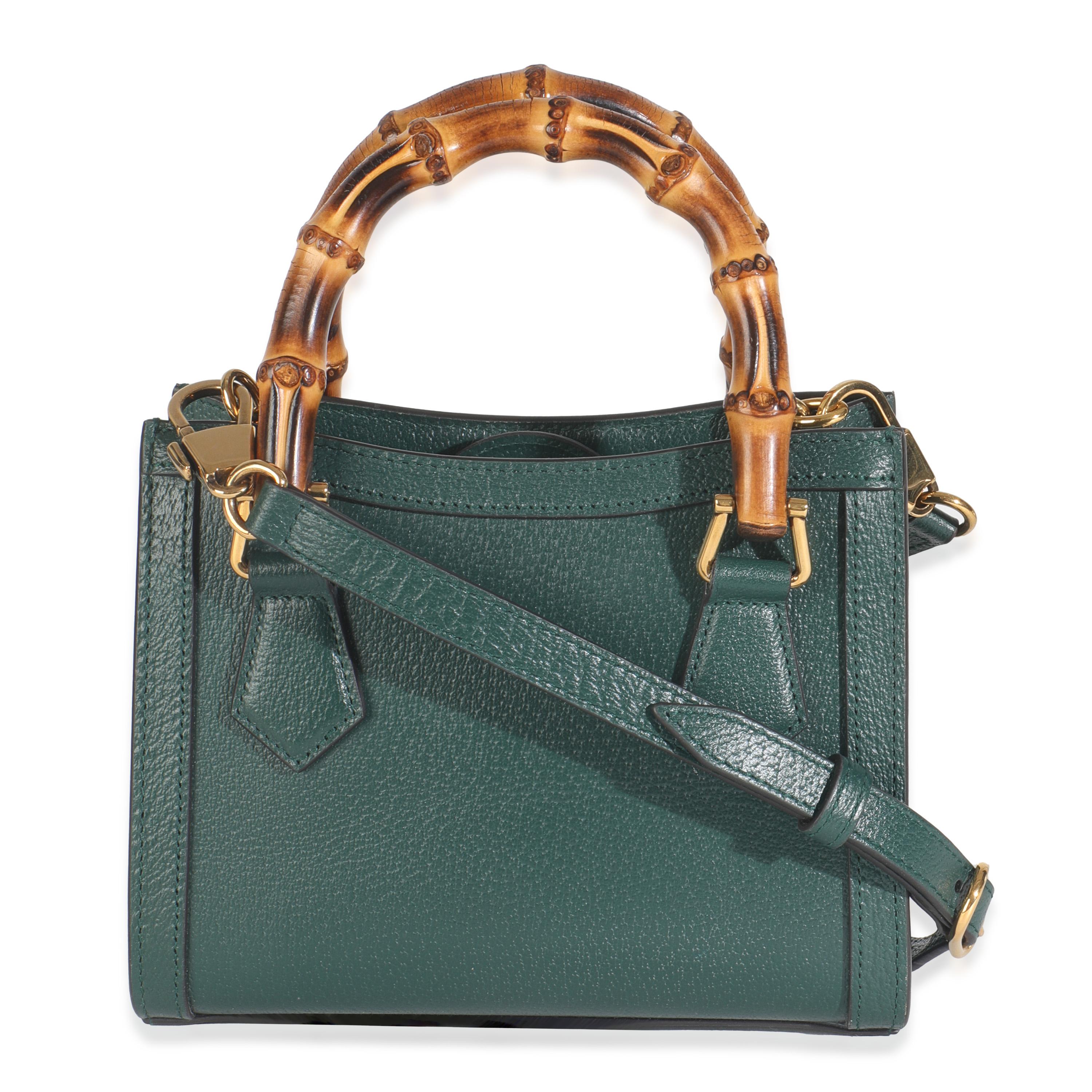 Listing Title : Gucci - Mini sac à main Diana Bamboo en cuir de veau texturé dollar vert foncé
SKU : 148981
MSRP : 3650.00 USD
Condit : Usagé 
Description de l'état : Le Web vert et rouge de Gucci a été créé en 1964 et est depuis considéré comme une
