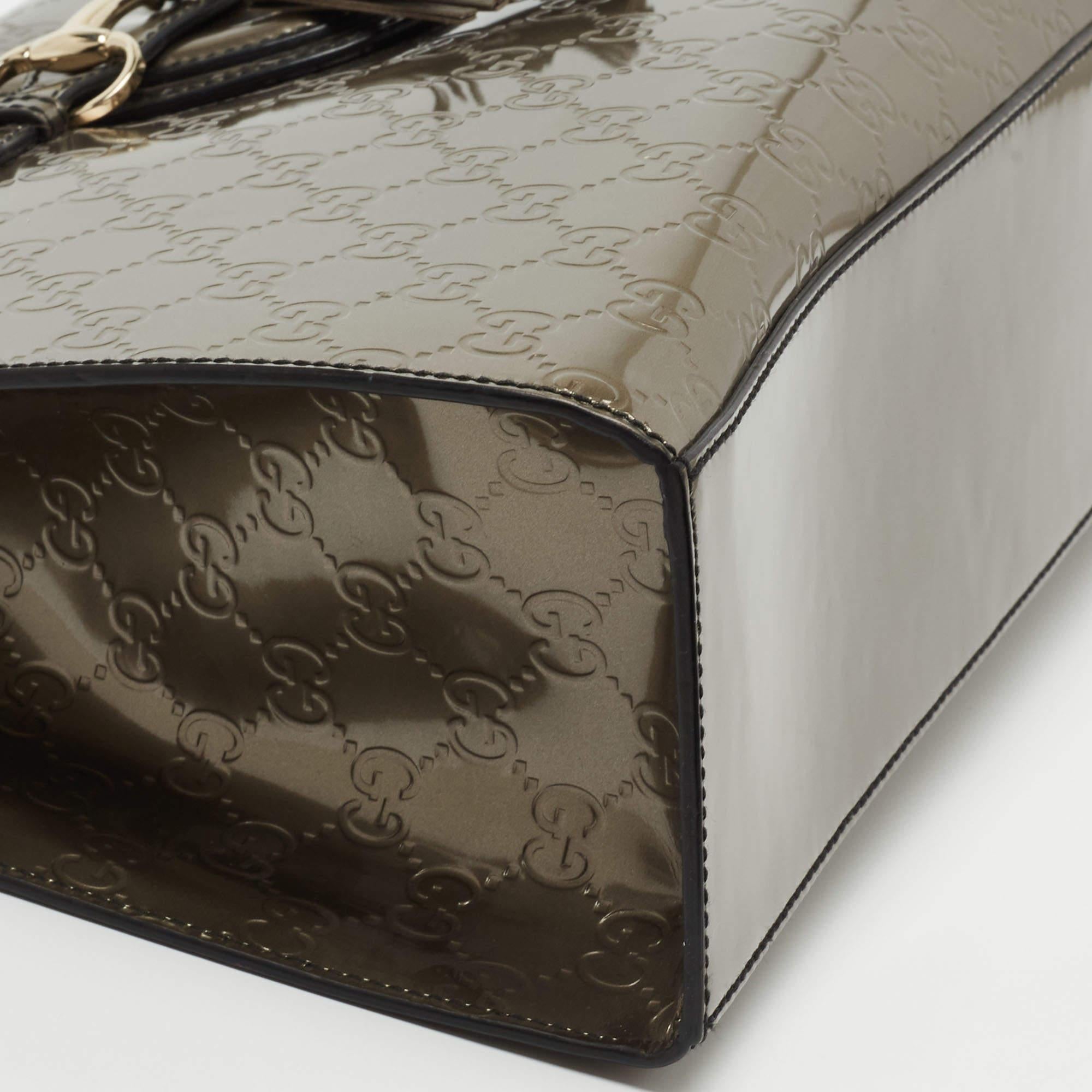Gucci Borsa a tracolla grande Emily in pelle verniciata grigio scuro Guccissima 8