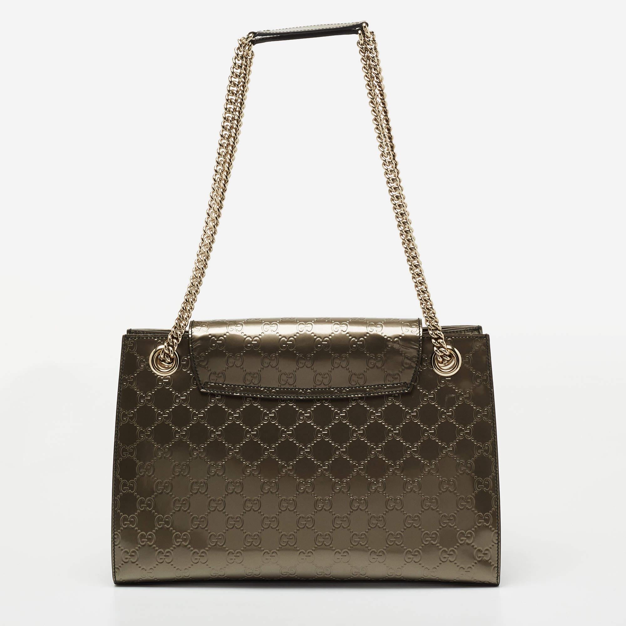 Con questa borsa a tracolla di design potrai portare con te i tuoi oggetti essenziali con estrema facilità e stile. È stato realizzato con materiali di alta qualità per essere un accessorio di spicco.

Include: Busta antipolvere originale, libretto