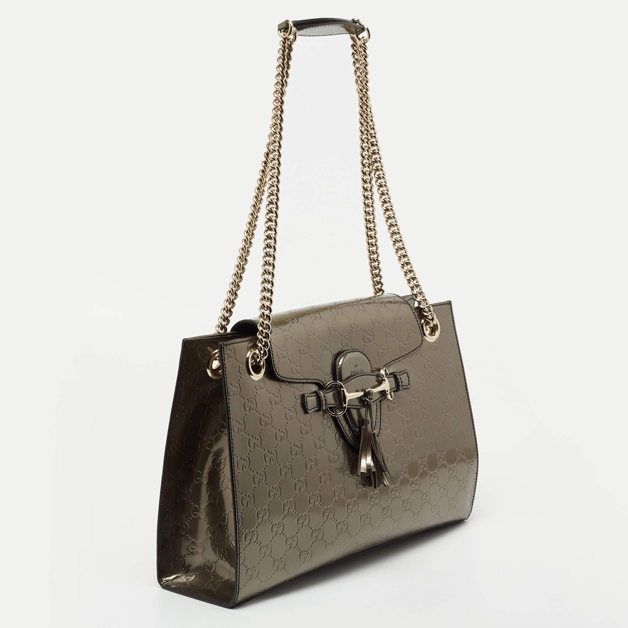 Donna Gucci Borsa a tracolla grande Emily in pelle verniciata grigio scuro Guccissima