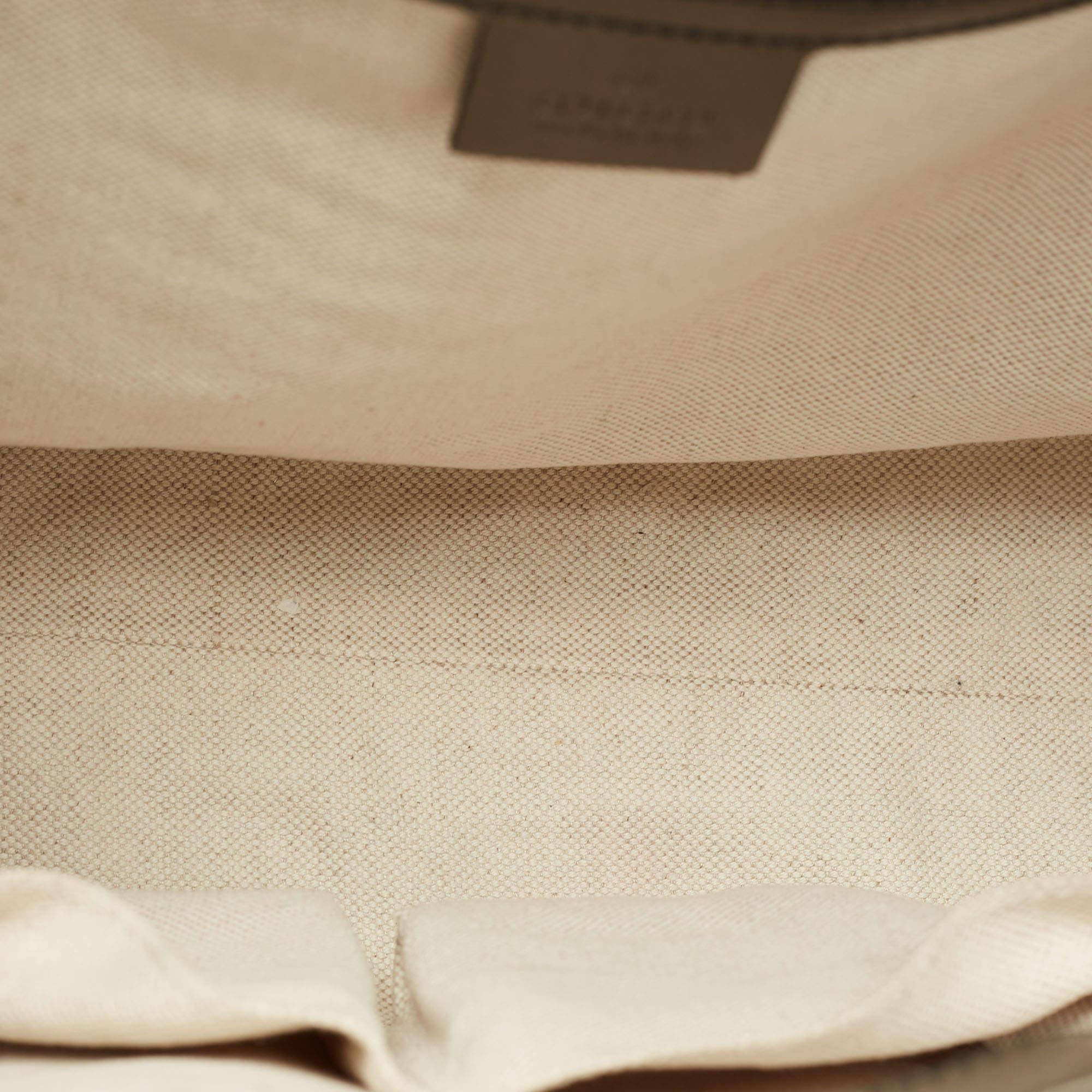 Gucci Borsa a tracolla grande Emily in pelle verniciata grigio scuro Guccissima 4