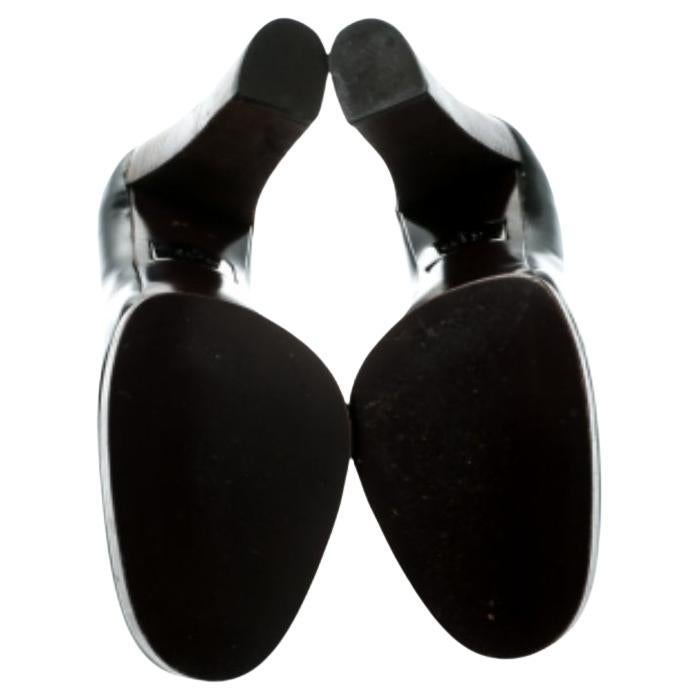 Moda e comfort si uniscono con queste décolleté di Gucci! Queste décolleté grigio scuro sono realizzate in pelle e hanno la punta arrotondata. Sono dotate di comode solette, tacchi a blocco di 11,5 cm e solide piattaforme. Prendili subito!