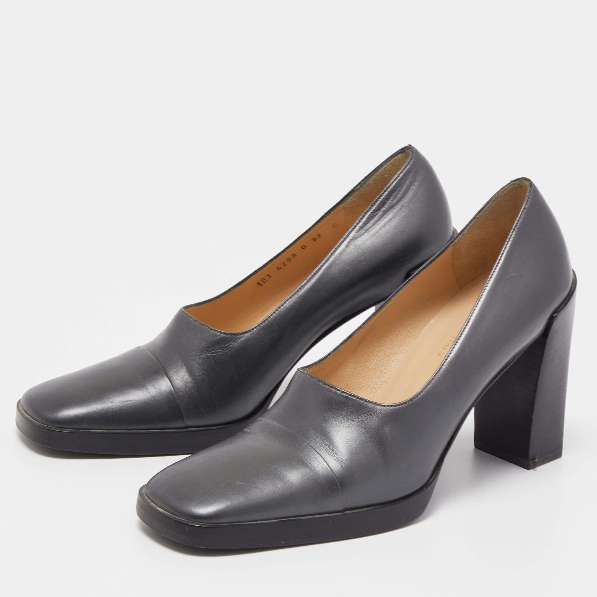 Este par de zapatos de salón tiene un diseño único que le confiere un aspecto inconfundible. Creado con materiales de calidad, se enriquece con elementos clásicos