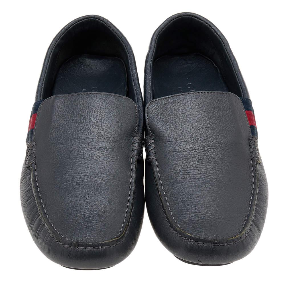 Gucci Dark Grey Leather Web Detail Slip On Loafers Size 41.5 In Good Condition For Sale In Dubai, Al Qouz 2