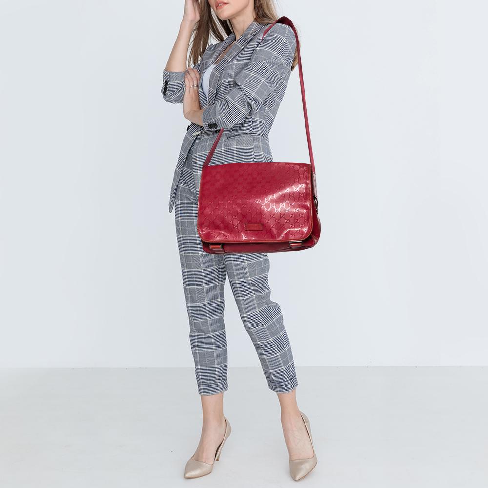 Smart and functional, this messenger bag from Gucci ranks high on style. It has been made from the signature GG Imprime canvas and leather and features a front flap closure. The bag is equipped with a shoulder strap and a spacious nylon-lined