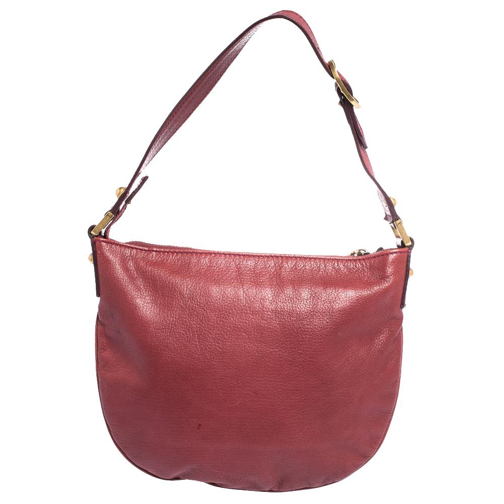 Stay organized and in style with this Blondie hobo from Gucci. Crafted from dark pink leather the bag features the classic interlocking GG logo embellishment on the front. The zip-top closure opens to a fabric-lined interior that will hold all your