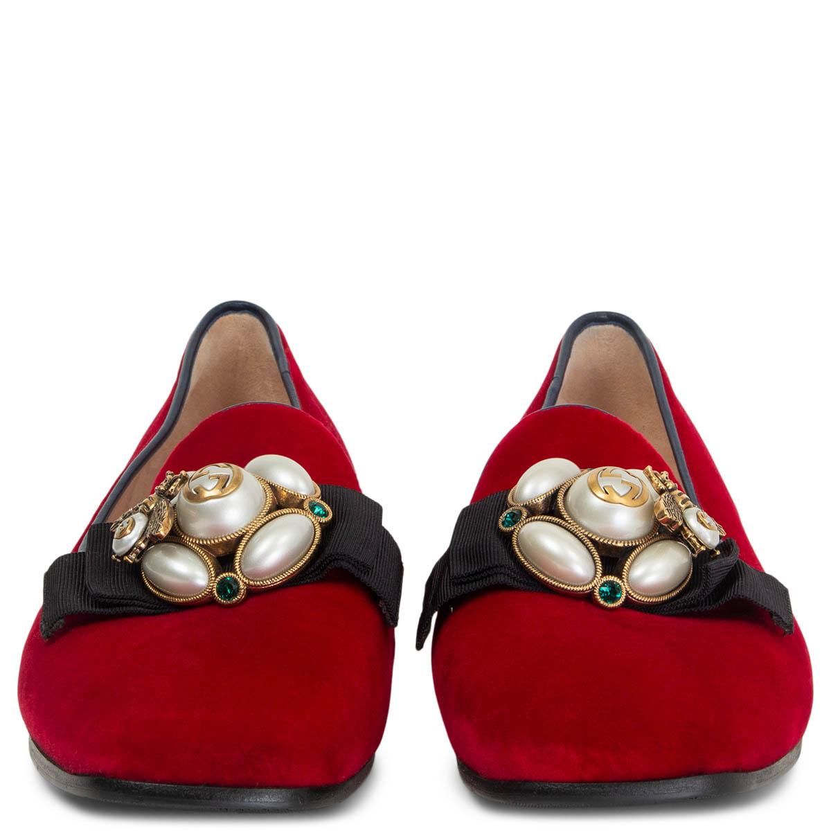 100% authentic Gucci Etoile embellished loafers in dark red velvet. They feature an extravagantly embellished black grosgrain bow that features decadent off-white faux pearls, crystals and metallic signature bee. Come with a piped navy blue leather