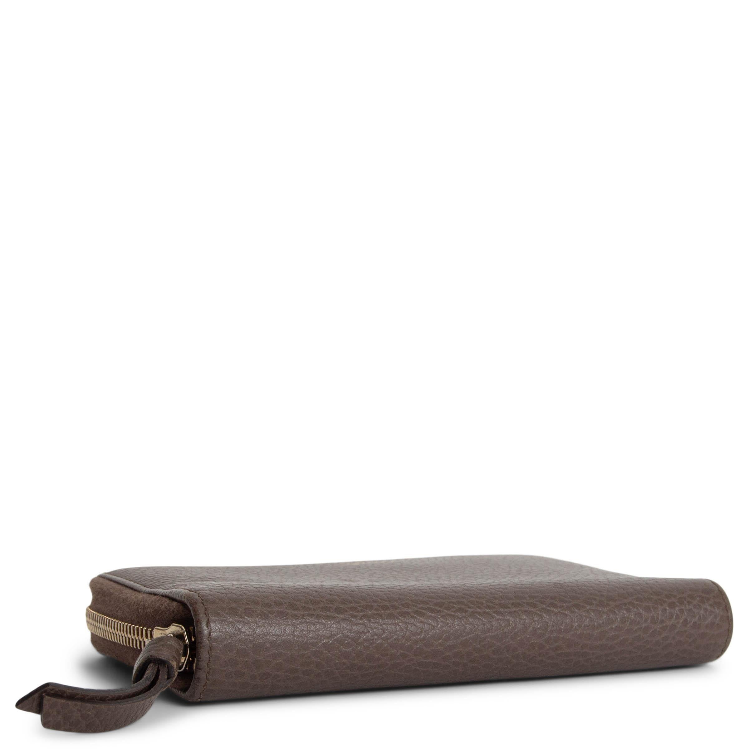 GUCCI dark taupe leather SWING ZIP-AROUND Wallet In Good Condition For Sale In Zürich, CH