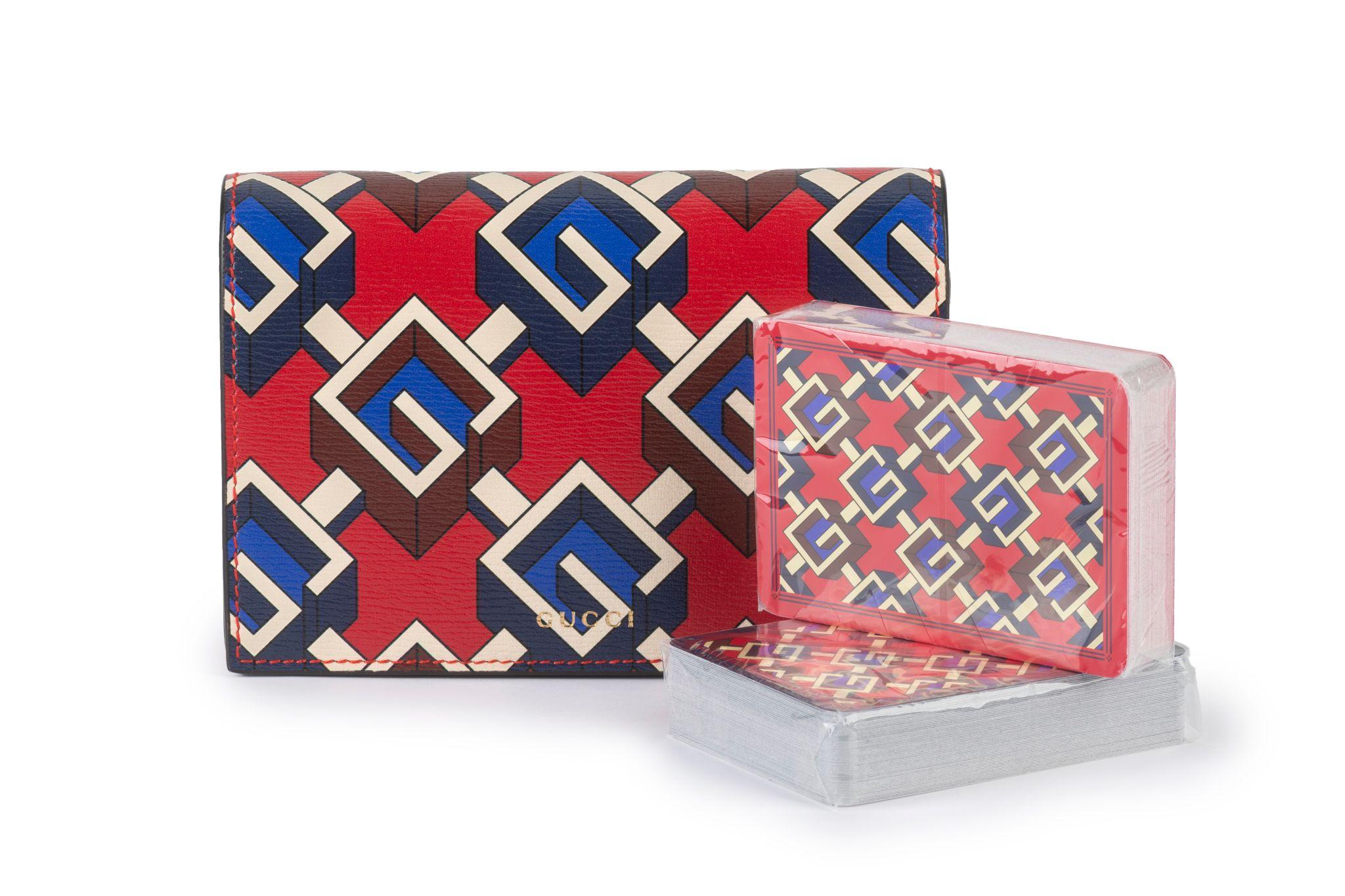 Ce double jeu de cartes géométriques G de Gucci en G multicolores est l'accessoire parfait pour le jeu ou la décoration. Livré avec livret, jaquette d'origine et boîte.