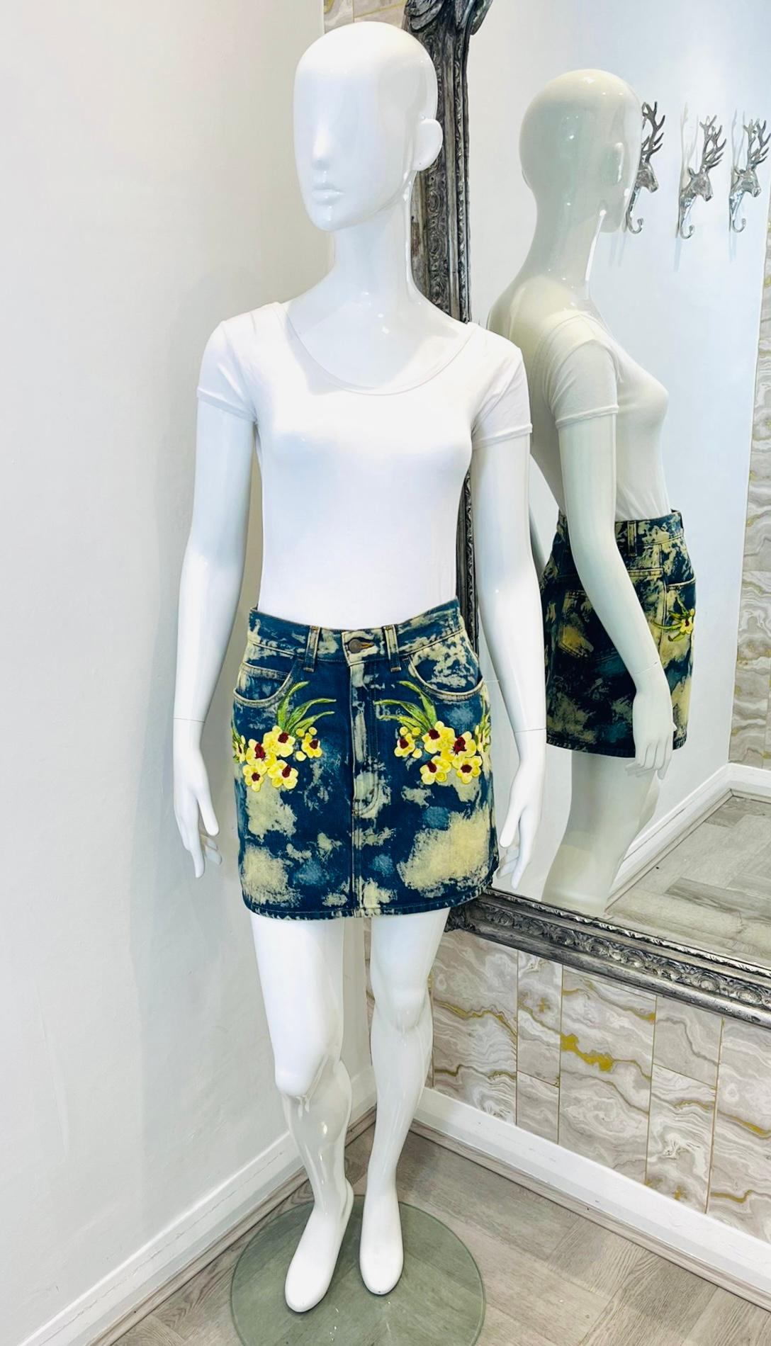 Gucci Denim Cotton Embroidered Skirt

Blue mini skirt detailed with bleach-dyed effect and yellow floral embroidery to the sides.

Featuring belt loops and five-pocket design with 'Gucci' engraved button closure.

Size – 40IT

Condition – Very