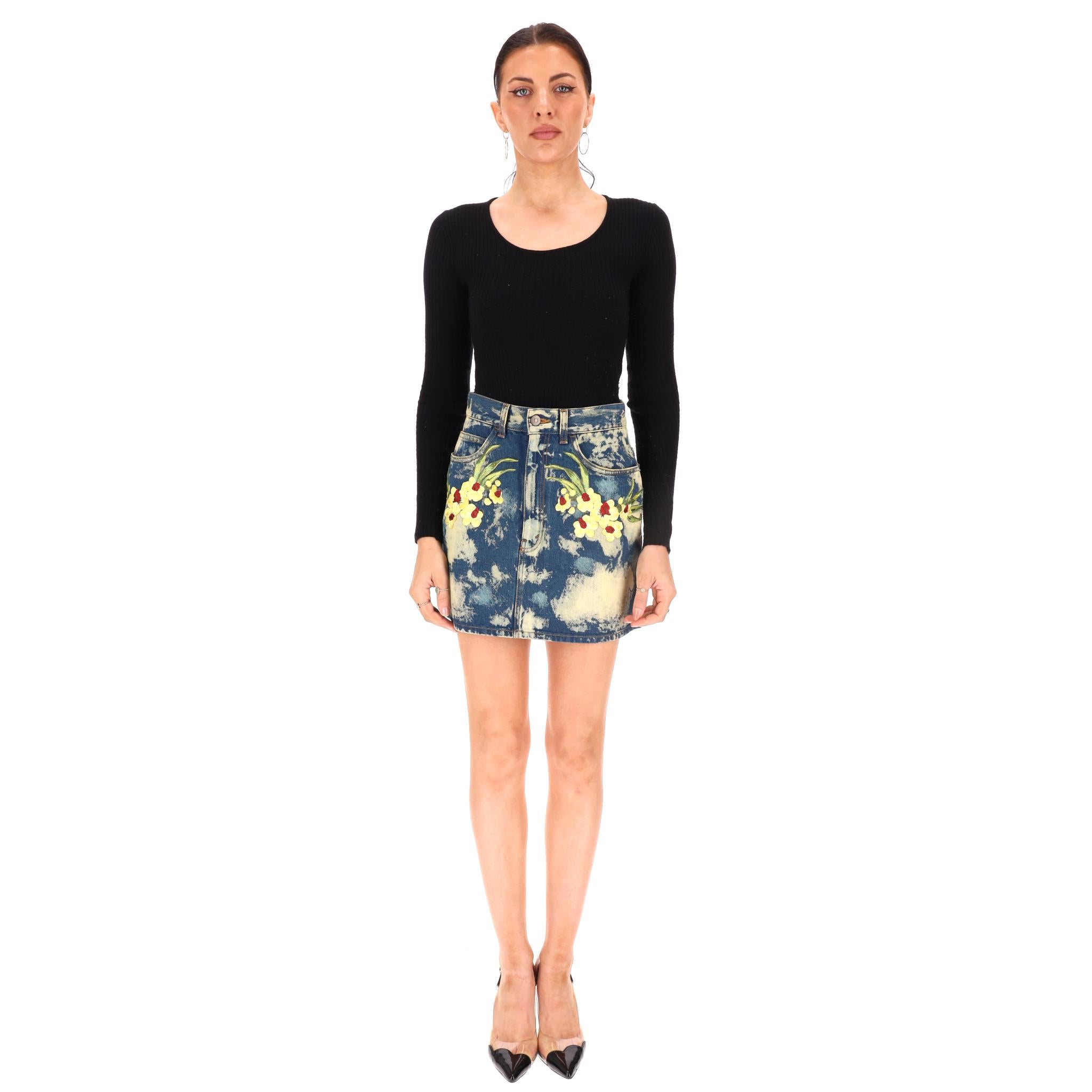 Falda Gucci Denim Algodón Bordada

Minifalda azul con detalle de efecto teñido con lejía y bordado floral amarillo en los laterales.

Con trabillas para el cinturón y diseño de cinco bolsillos con cierre de botón 