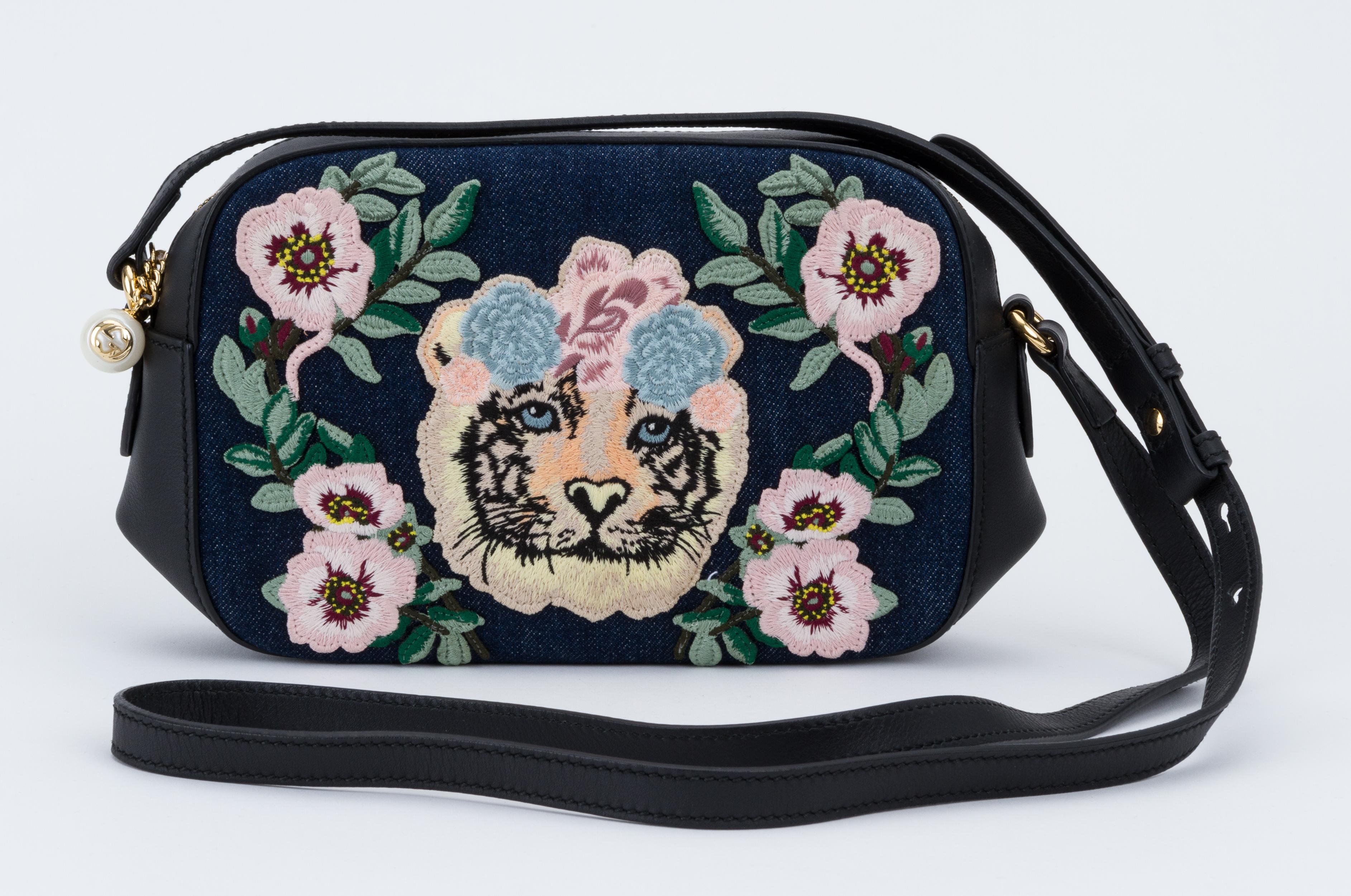 Gucci Japan exklusive Kollektion, schwarze Crossbody aus Leder und Denim. Gestickter Tiger und Blumen. Schulterhöhe 23