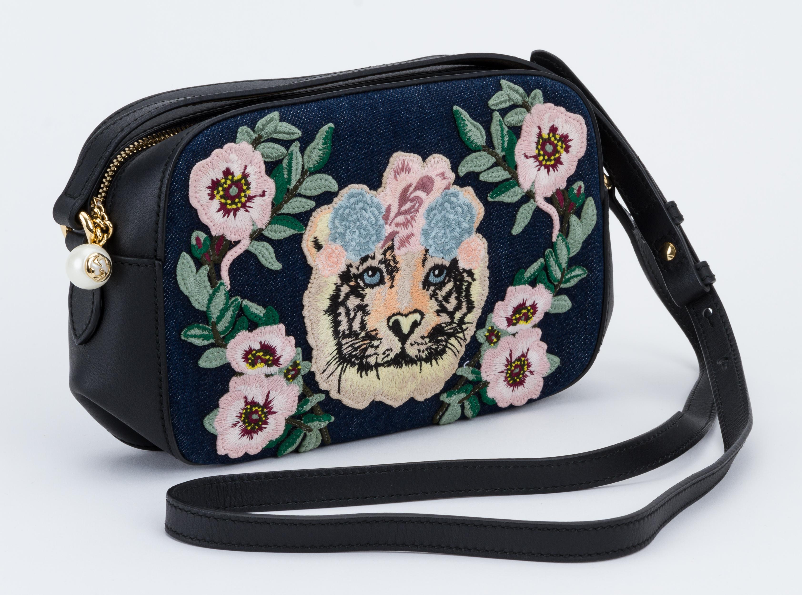 Bestickte Crossbody-Tasche aus Denim von Gucci (Schwarz)