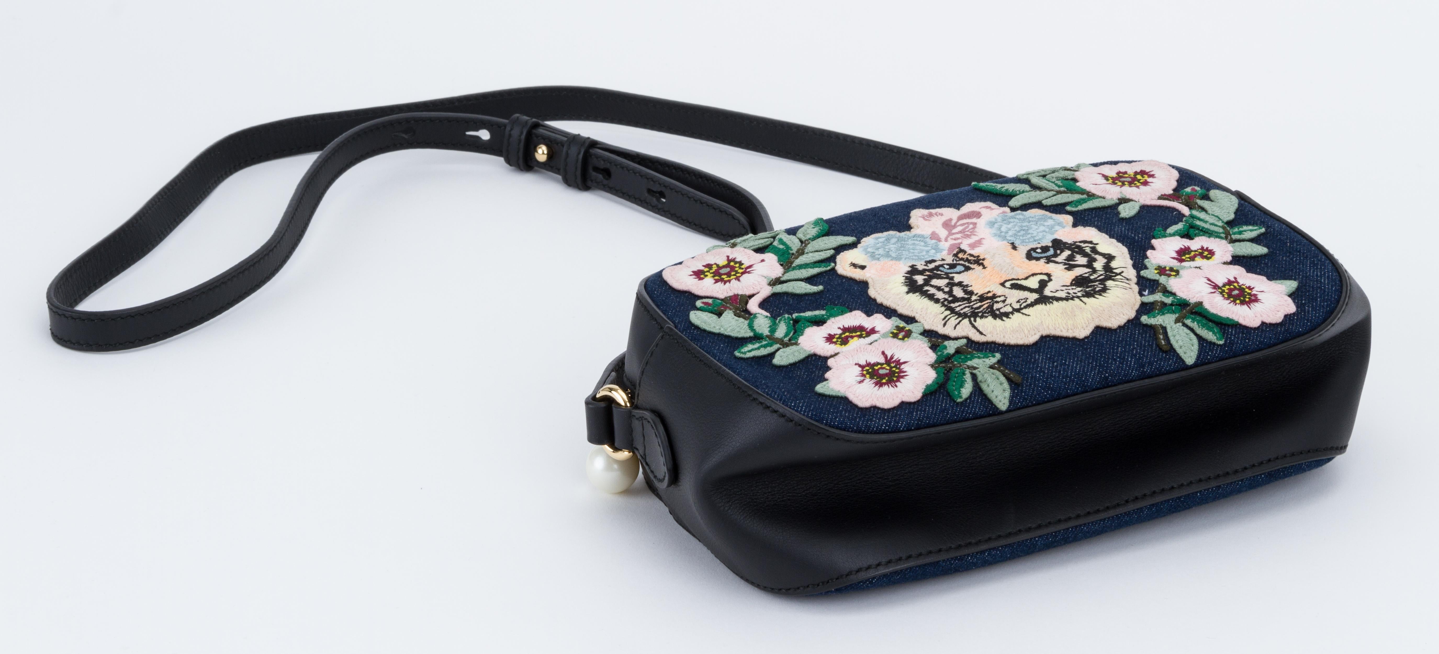 Bestickte Crossbody-Tasche aus Denim von Gucci im Zustand „Hervorragend“ in West Hollywood, CA