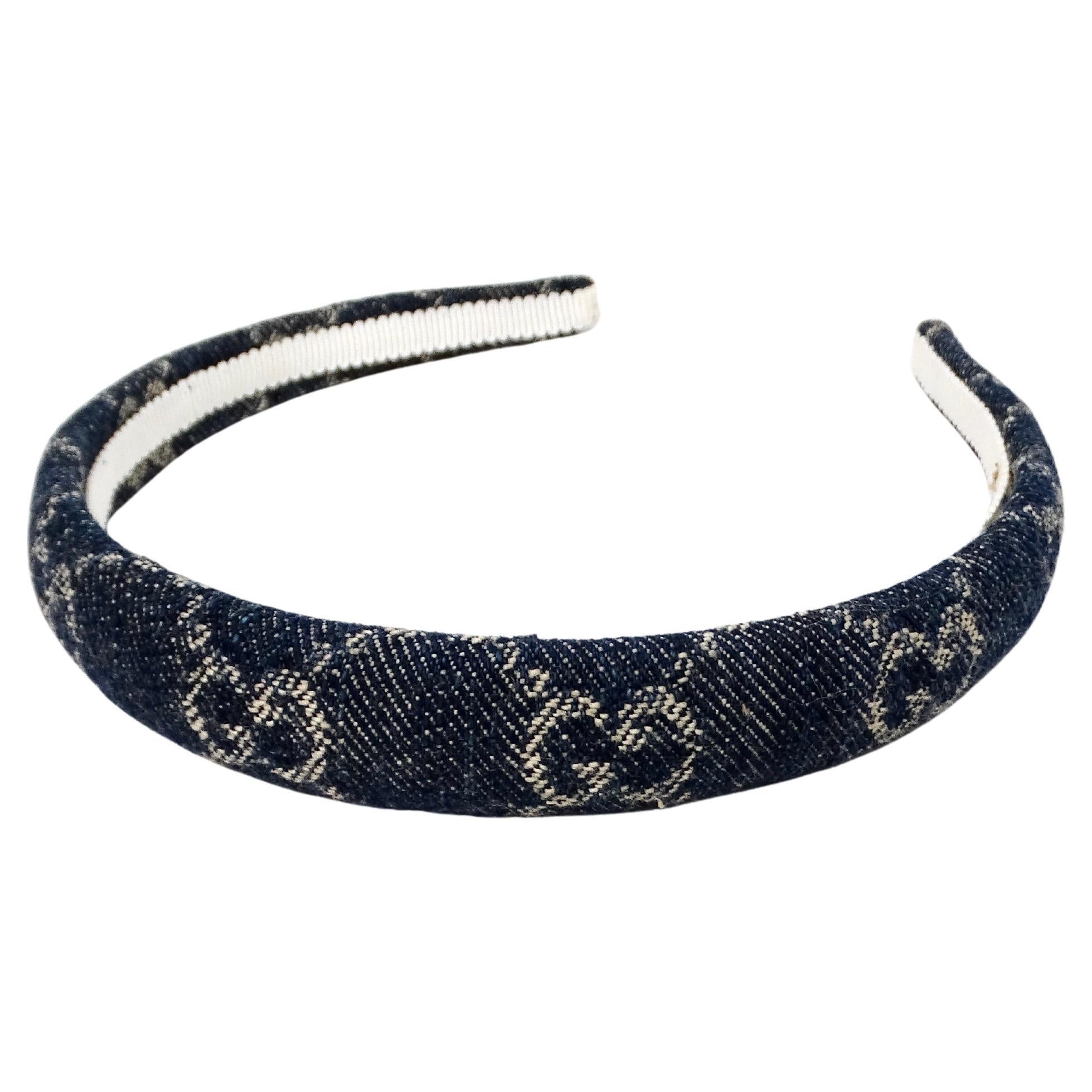 La Diadema Gucci Denim GG Monograma Lienzo es un accesorio elegante y versátil que encarna la estética de lujo característica de la marca. Esta diadema, confeccionada con un resistente tejido vaquero adornado con el icónico lienzo con el monograma